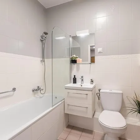 Spacious At Polnej Rozy Near The Kabaty Metro Station