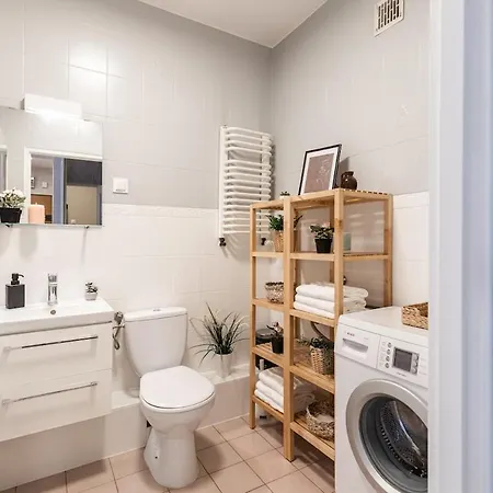 Spacious At Polnej Rozy Near The Kabaty Metro Station 公寓 *