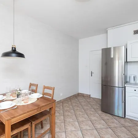 Spacious At Polnej Rozy Near The Kabaty Metro Station 公寓