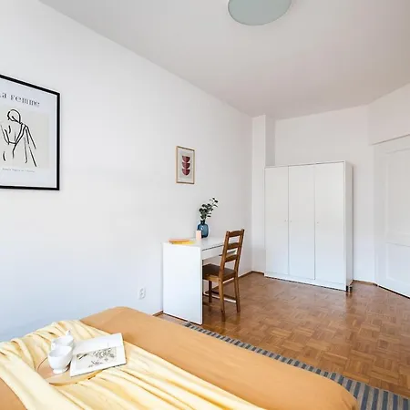Spacious At Polnej Rozy Near The Kabaty Metro Station 华沙
